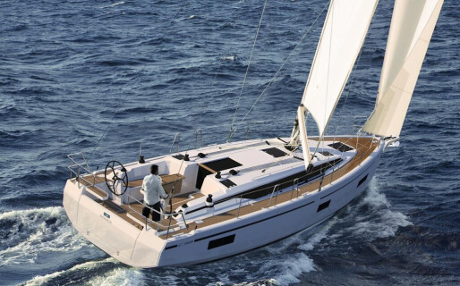 Bavaria C38 Style, Tena