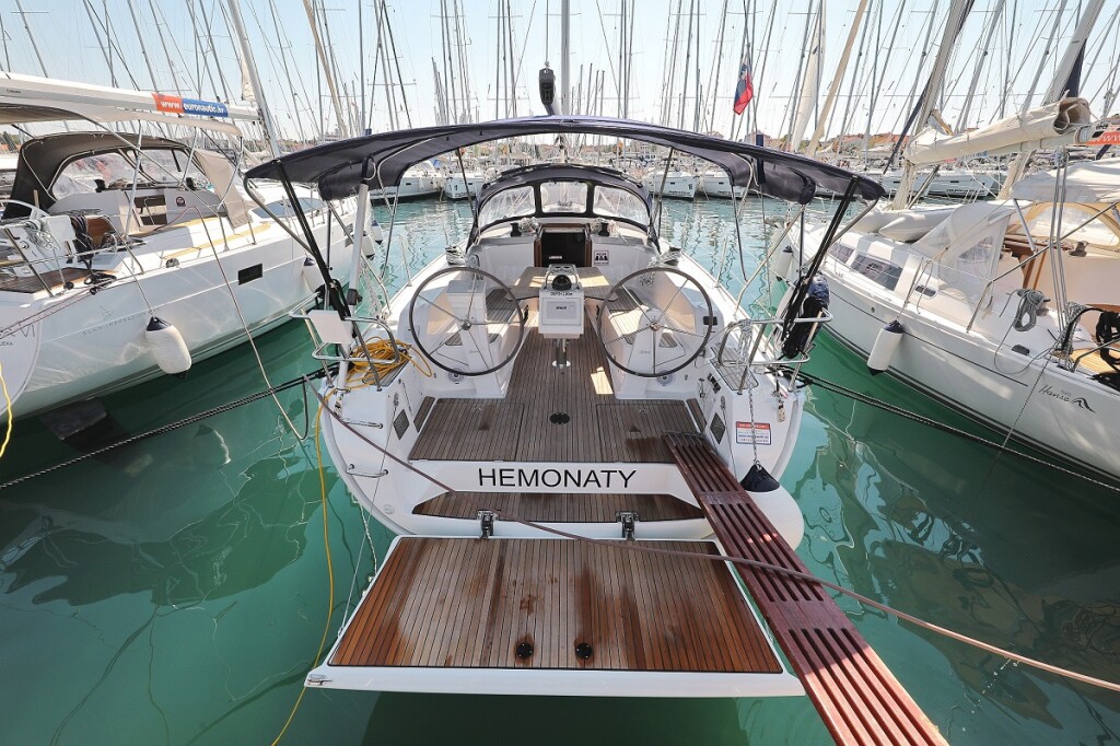 Bavaria Cruiser 41, Hemonaty