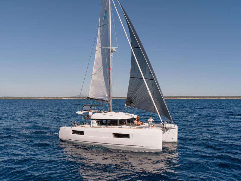 Lagoon 40, Monarch