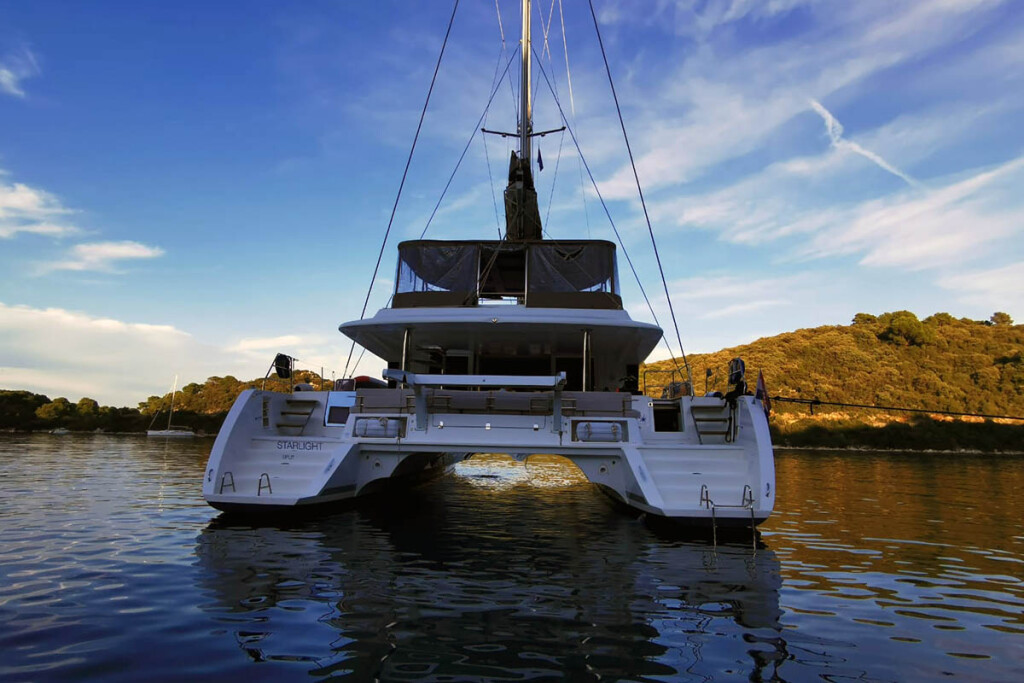 Lagoon 560 S2 Starlight (Crewed) 