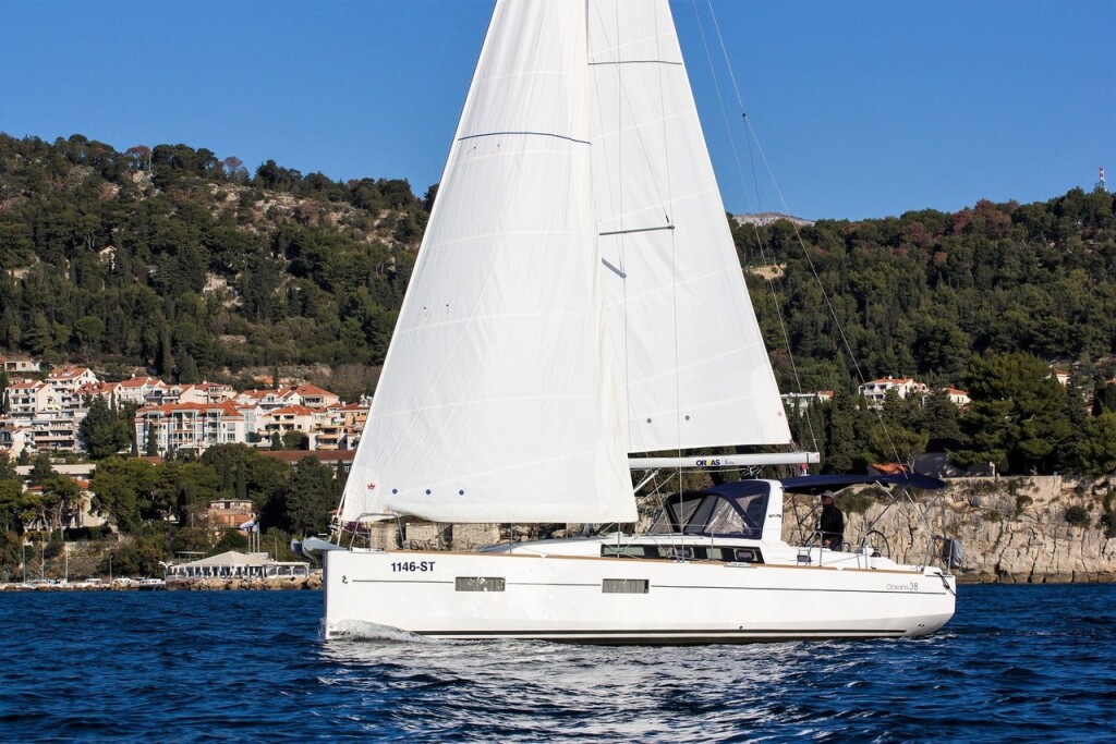 Oceanis 38, Arsen