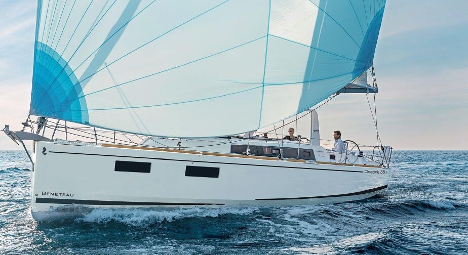 Oceanis 38.1, Aura