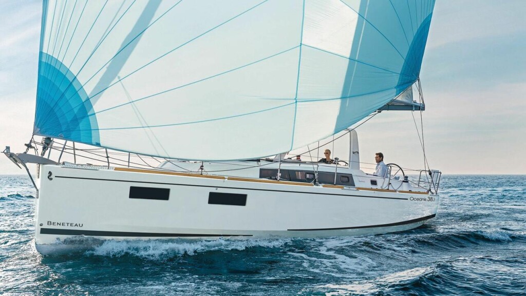 Oceanis 38.1, Lukas