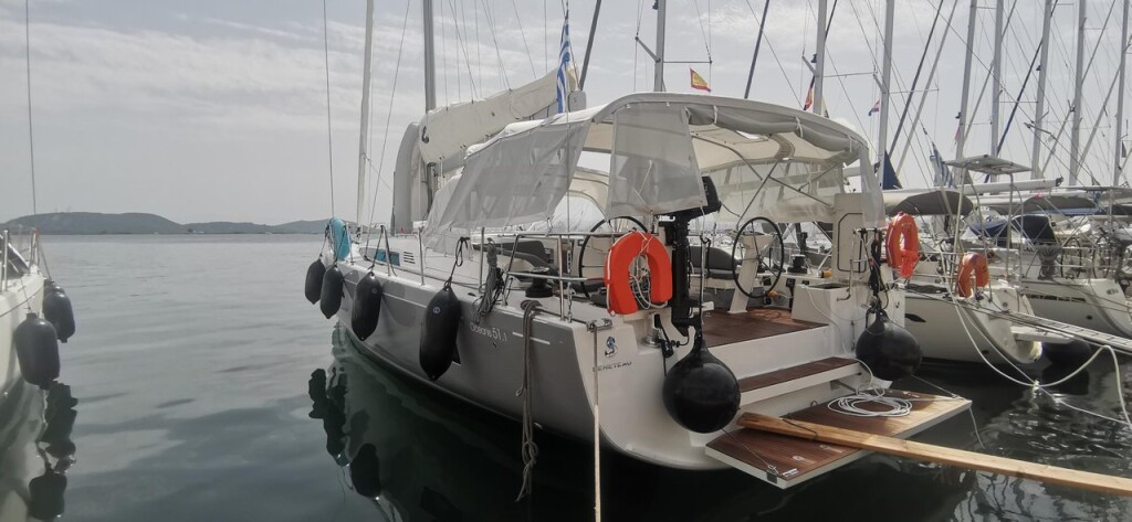 Oceanis 51.1, Living in sea