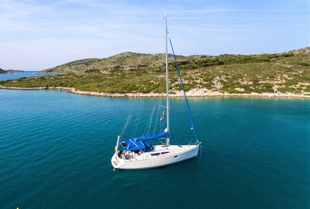 Sun Odyssey 36i, Izella